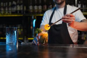 barista che completa un cocktail