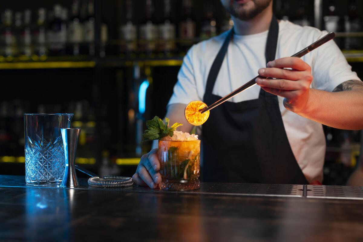  barista che completa un cocktail
