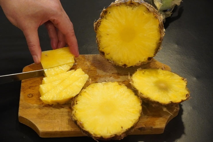 Ananas affettato sul tagliere