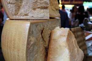 Forme di formaggio tagliate