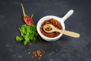 Ciotola di peperoncino essiccato con cucchiaio
