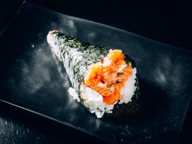 temaki giapponese nel piatto